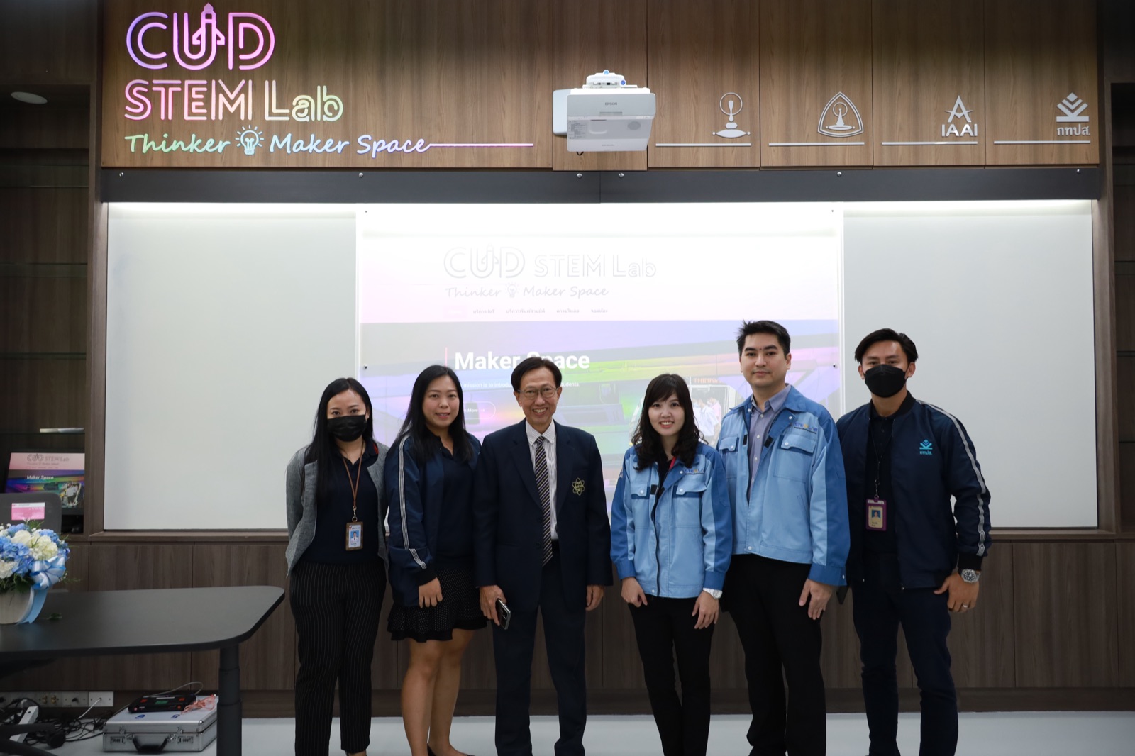 นักเรียนและอาจารย์ใน CUD STEM Lab